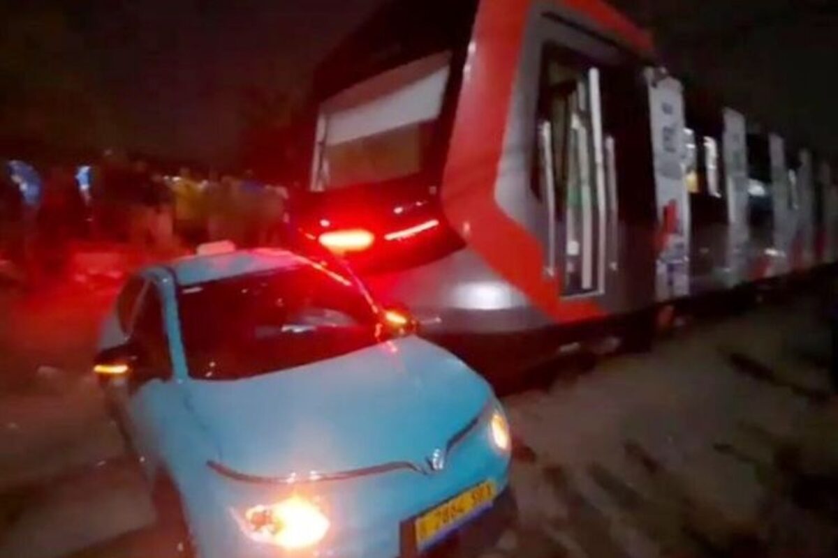Sopir Taksi Green Sm Keluar Lewat Jendela Sebelum Mobil Tertabrak Krl Di Bekasi