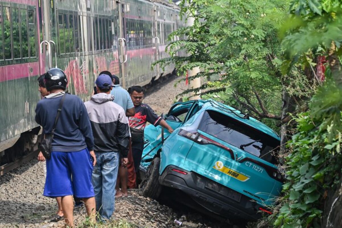 Taksi Green Sm Yang Tertabrak Krl Di Bekasi Telat Servis 9.000 Km