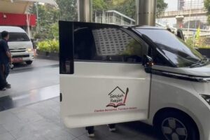 Naik Mobil Listrik ke KPK, Gus Ipul: Ini Mobil Operasional Kemensos