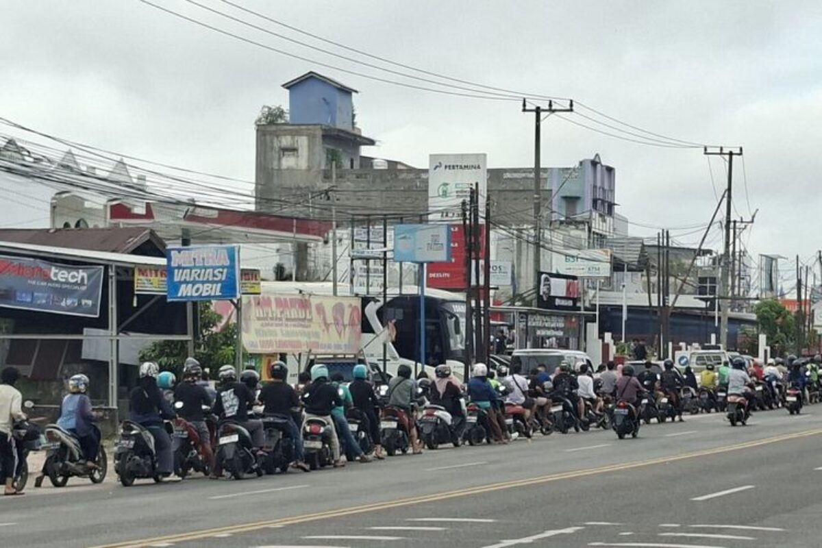 Antrean Bbm Di Palangka Raya Kian Menggila, Warga Terpaksa Bolos Kerja Demi Antre Berjam Jam