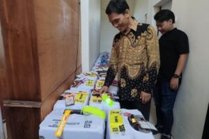 Jelang Keberangkatan, Ratusan CJH Hiasi Koper dengan Mainan Ubur-ubur hingga Bunga Plastik