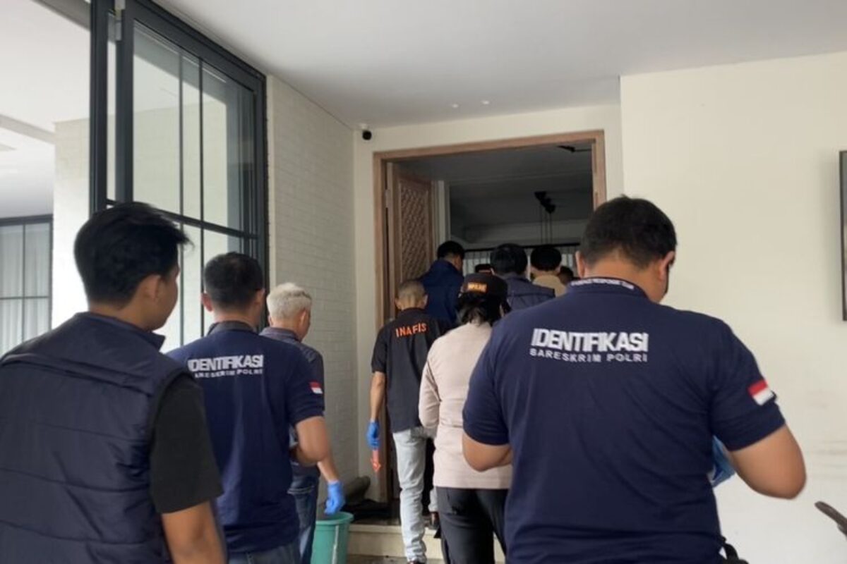 Polisi Olah Tkp Kebakaran Rumah Anggota Bpk Haerul Saleh, Ruang Kerja Hangus 80 Persen