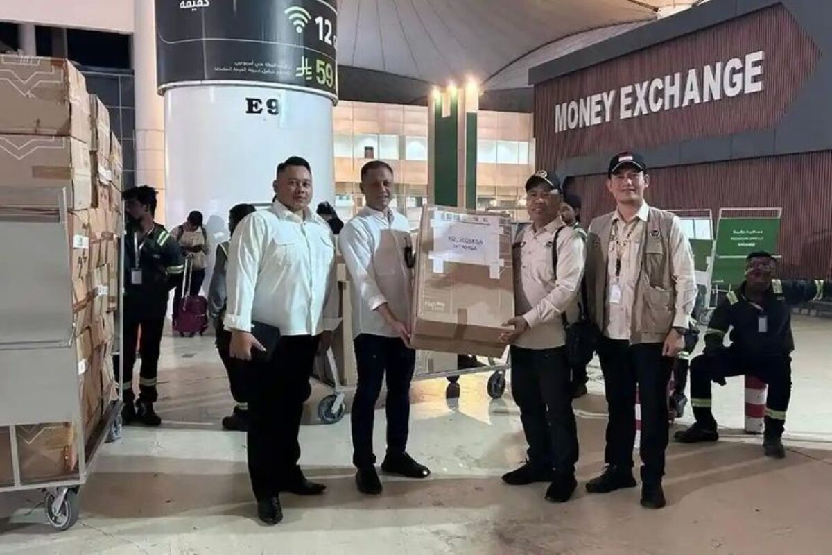 Maskapai Garuda Serahkan 49 Koper Cadangan Pengganti Milik Jemaah Haji