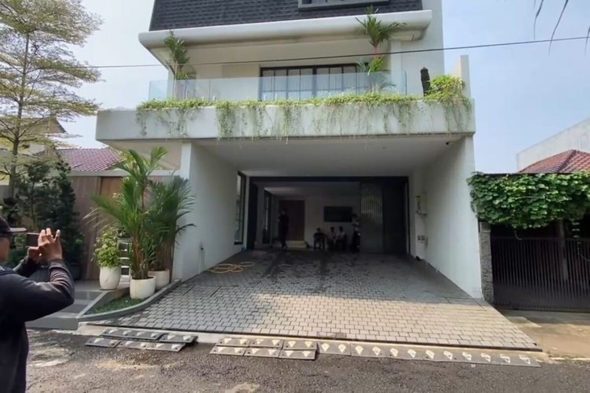 Rumah Terbakar, Anggota Bpk Haerul Saleh Ditemukan Tak Sadarkan Diri Di Ruang Kerja Lantai 4
