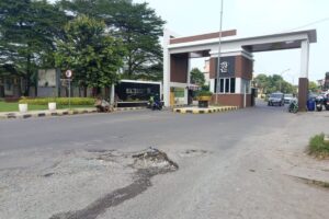 Gapura Rp 1 Miliar Dukuh Zamrud Bekasi Berdiri Megah, Jalan Depannya Rusak dan Berlubang