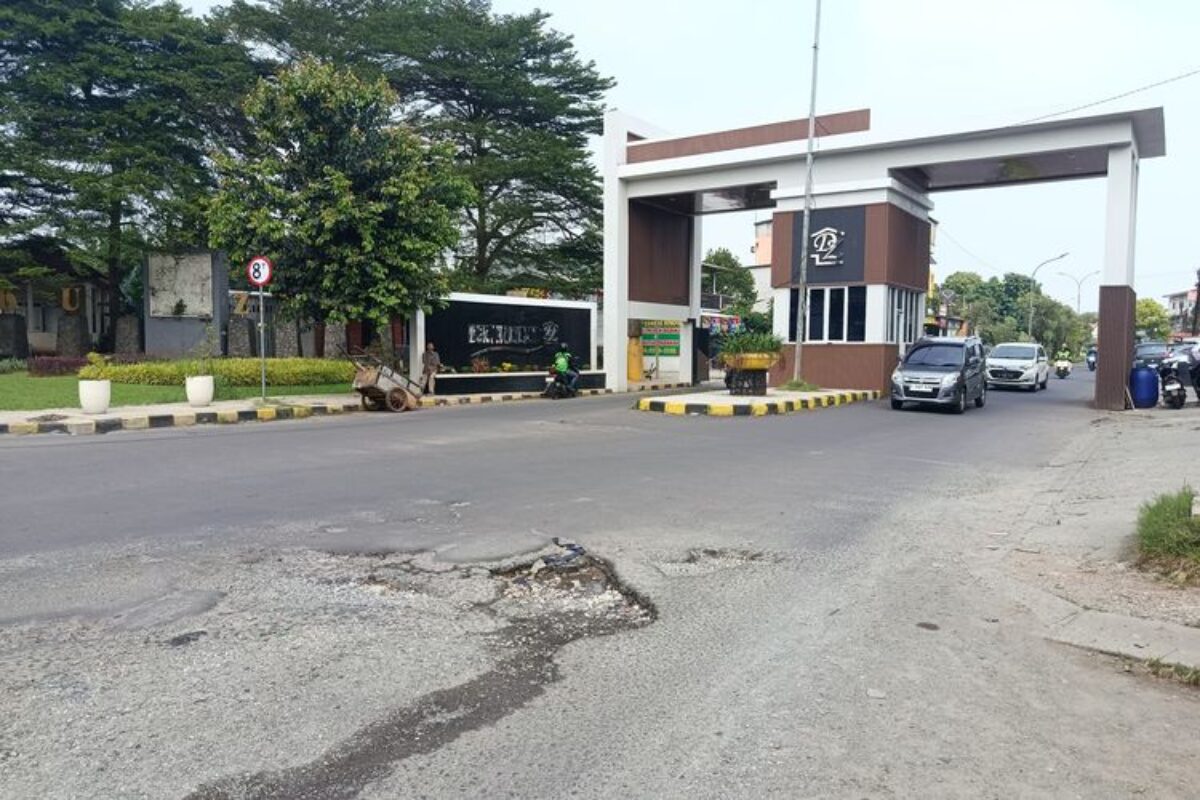 Warga Desak Pemkot Bekasi Perbaiki Jalan Rusak Di Depan Gapura Rp 1 Miliar Dukuh Zamrud