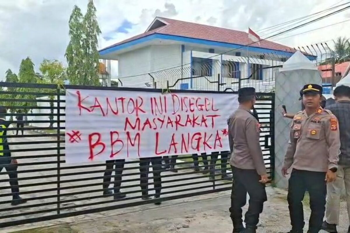 Bbm Diklaim Aman Tapi Antrean Mengular, Kantor Pertamina Di Palangka Raya Digeruduk Warga
