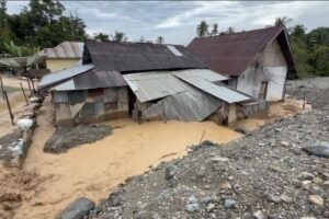 Tanggul Darurat di Agam Jebol, Sungai Batang Tumayo Meluap ke Pemukiman