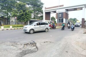 Perbaikan Jalan Rusak Depan Gapura Dukuh Zamrud Bekasi Dianggarkan Rp 5 Miliar