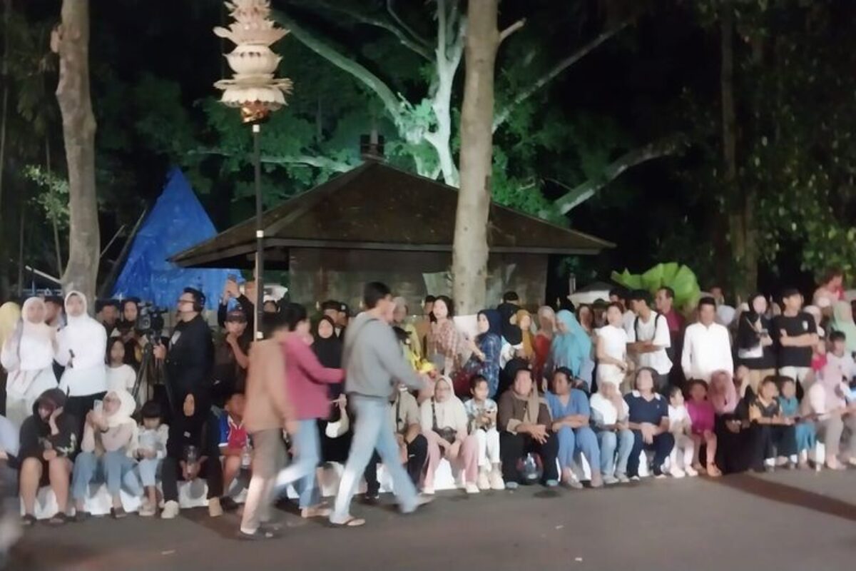 Jalan Batutulis Bogor Padat, Warga Tahan Gerah Demi Ketemu Dedi Mulyadi