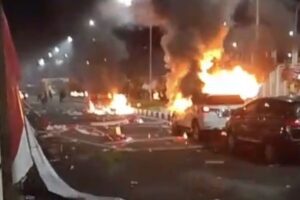 Kericuhan Play-off Liga 2 di Jayapura: Gas Air Mata Bubarkan Massa yang Bakar Ban