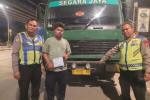Dua Truk Kontainer Lawan Arah di Jalan Cakung-Cilincing Jakut, Pengendara Ditilang