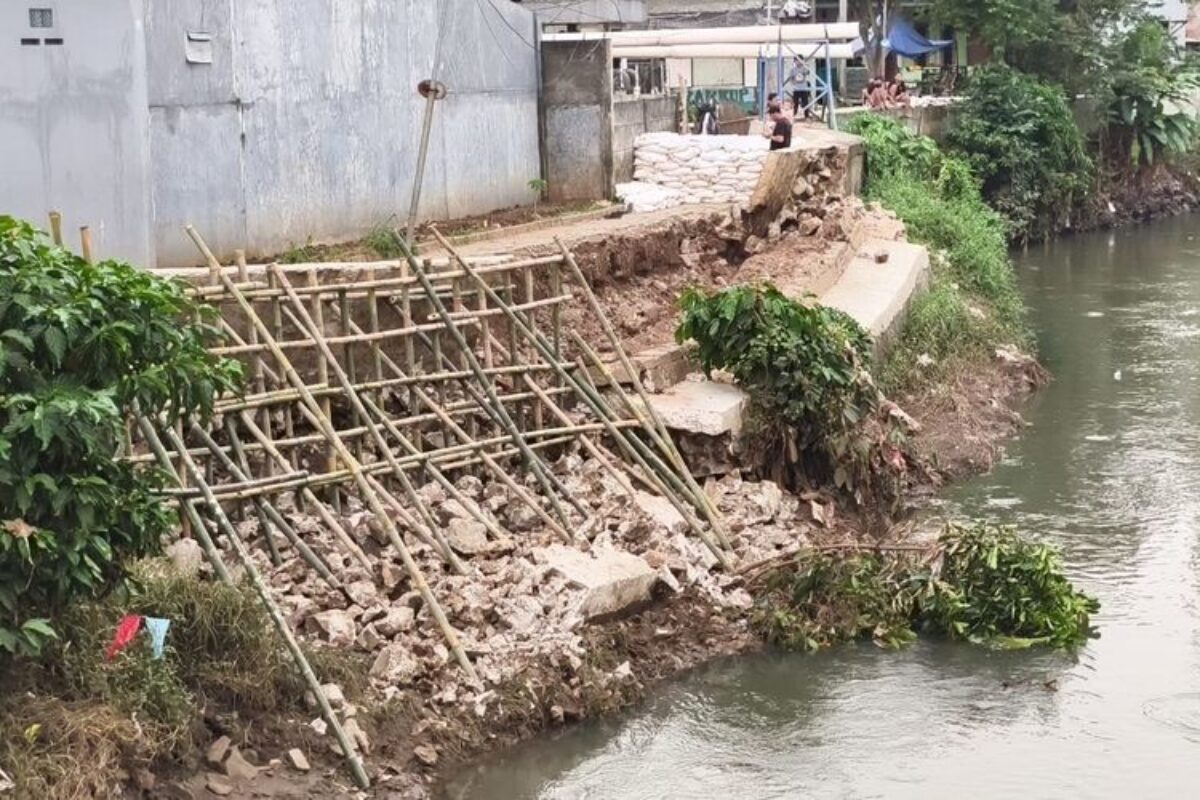 Warga Tangerang Takut Banjir Lebih Parah Karena Tanggul Longsor: Aduh, Kami Stres Banget!