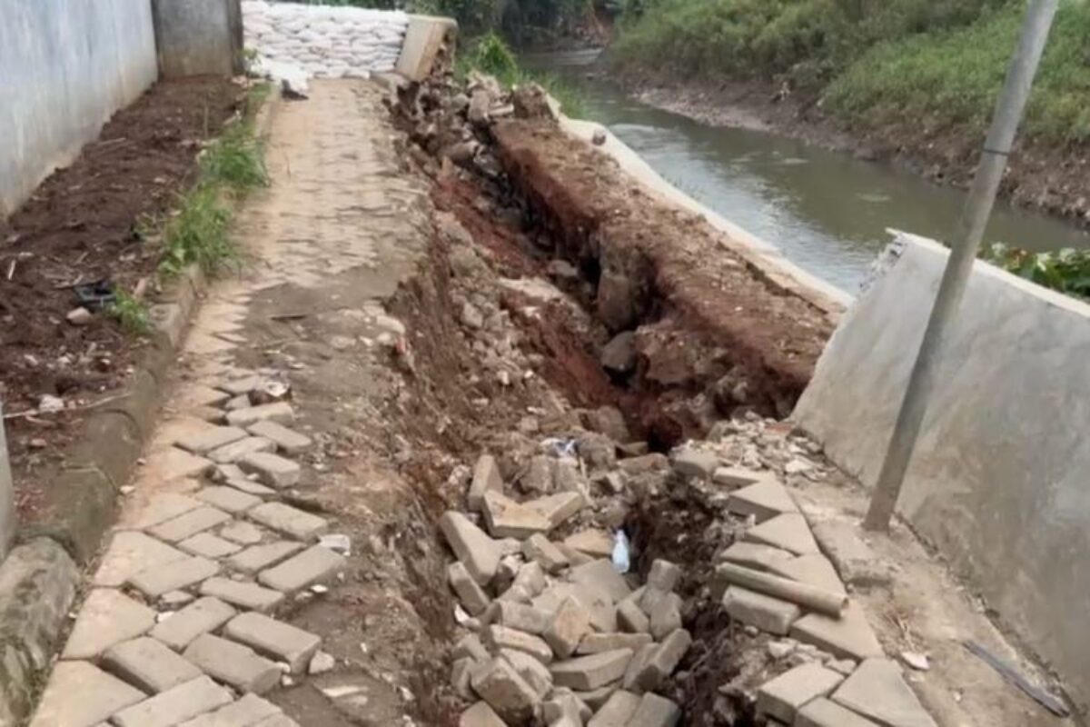 Tanggul Kali Wetan Tangerang Longsor 10 Meter, Material Beton Jatuh Ke Sungai