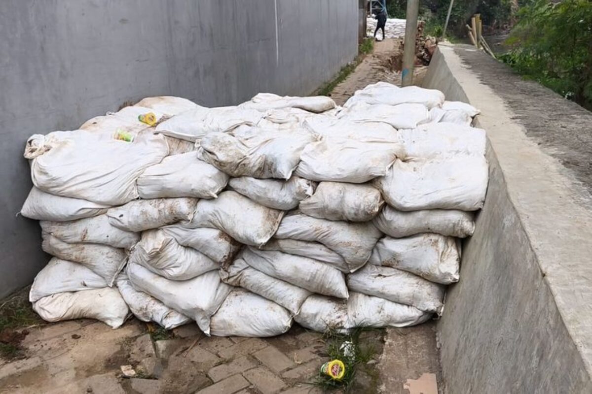 Tanggul Longsor Di Tangerang Dipasang Kisdam Dan Bambu Untuk Cegah Banjir