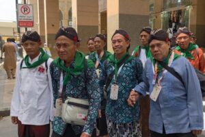 Cara Unik Jemaah Indonesia Tandai Kelompoknya, Pakai Bros Mawar hingga Blangkon