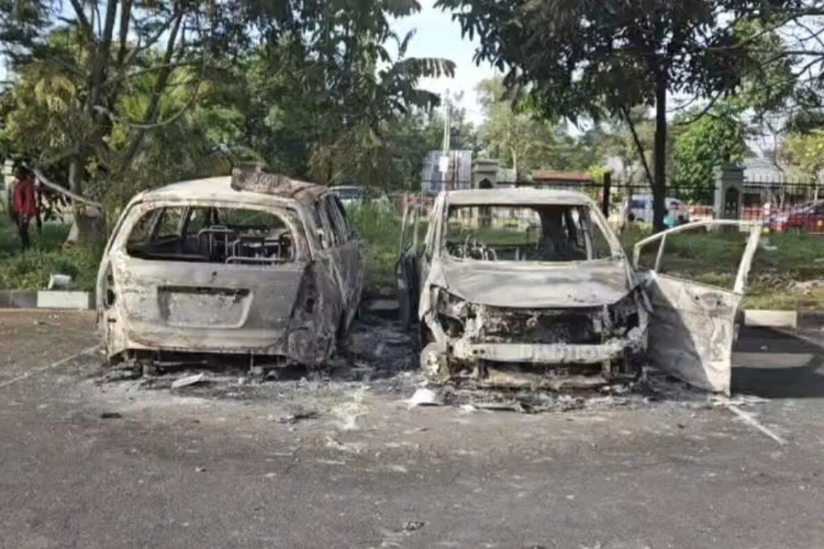 Kericuhan Di Stadion Lukas Enembe: 20 Mobil Dan 7 Motor Ludes Dibakar Massa