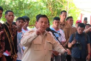 Saat Prabowo Perintahkan Wakasad Bernyanyi di Depan Warga Miangas