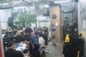 Ini Penampakan Penggerebekan Markas Judol di Hayam Wuruk Jakbar, Puluhan Orang Dalam Ruangan